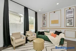 Emerald Palace - New, Modern 3BR Townhome close to downtown, NRG, Med Ctr - Image 3