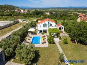 Holiday House Marina with pool - Image 3