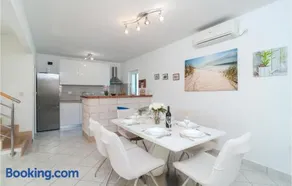 Three-Bedroom Holiday Home In Sutivan - Image 3