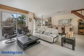 Grande maison familiale avec piscine et jardin - Image 4