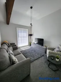 1 Bedroom Apartment - River Views & Free Parking - Image 1