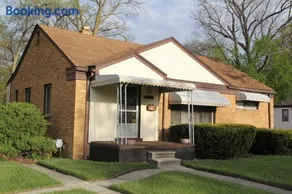 Beautiful, Cozy Stay in Oak Park, Queen Bedroom, Work Setup & Backyard Grill - Image 2