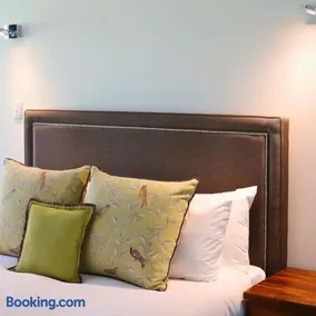 Mahogany Inn and Distillery - Image 2