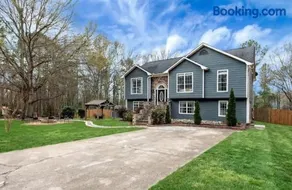 Chateau Elan Family Home Retreat Fast WiFi Sleeps 15 - Image 1