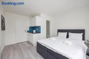 Urban Oasis with Queen Bed and View BE-34 - Image 2
