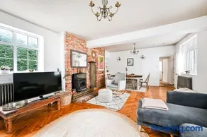 3-Bedroom Home with Garden & Free Parking Near Stansted Airport - Image 1
