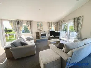 The Retreat 1 - Hot tub Lodge, pet friendly, WiFi & bed linen- Golden Palm Resort - Meadow Lakes Caravan & Lodge Hire - Image 3