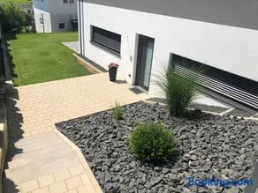 Moderne Ferienwohnung mit Terrasse und Garten - Image 2