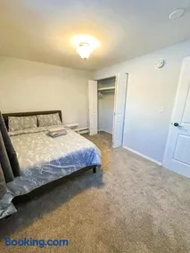 Modern Downtown Stay - Image 2