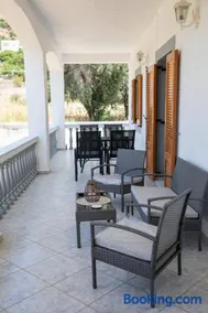 Debbie's Holiday Home with sunset - Image 1