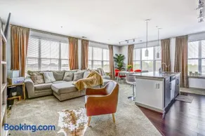 Luxury Downtown Crown Apartment - Image 1