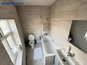 38LYW Room 1 - Large Ensuite Room - Stratford, London - Image 4