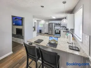 Spacious 4-Bedroom Home With Private Cottage Near Robins AFB - Image 3