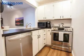 Mt Baker Den, Sleeps 4 - Image 2