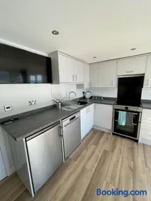 Whispering Waves in Porthtowan, Beachfront Apartment - Image 5