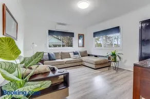Bright and airy cosy cottage, close to town - Image 1