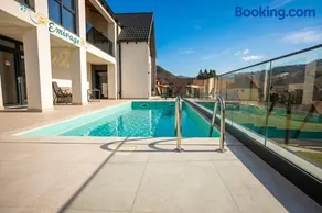 Emirage Luxury Villa Infinity Pool and Spa - Image 1