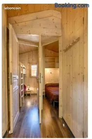 Cabane bois insolite vue montagne piscines famille - Image 4