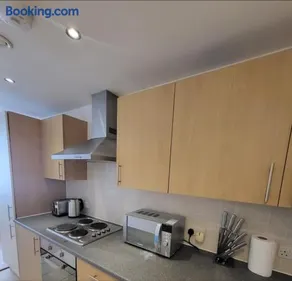 1 room in shared 2 bedroom apartment R1 - Image 2
