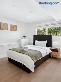 6BR 6 BA Entire Home with AC Prime Location - Image 1