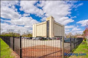 Right by OSU Stadium and Schottenstein Ctr - Walk to your game or concert - Image 2