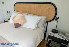 Charming Bright 2-Bed Heritage Flat, Battersea Park, London - Image 3
