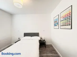 Bright Modern Home with Garden with Free Parking - Image 3