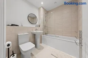 Modern 2 Bed Riverside with Parking and Wi-Fi Near Heathrow - Image 2
