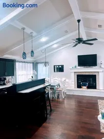Shoreline Cottage Retreat Under a Canopy of Oak Trees - Image 3