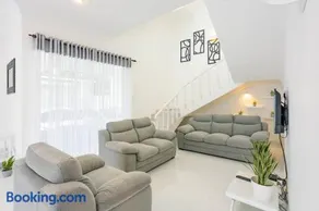 Clintonvilla 4-bedroom with pool near to Airport - Image 2