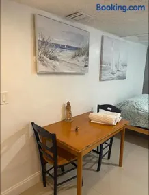 CHEERFUL PRIVATE ROOM 2 MILES AWAY FROM SUNNY ISLES BEACH - Image 4