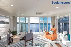New Floating Luxury: Unique Houseboat Retreat - Image 1