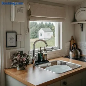 The Little Yorkshire Shepherd's Hut - Image 1