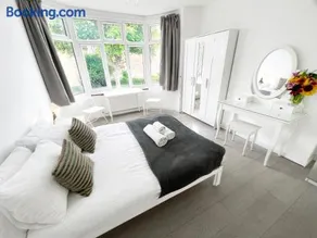 Luxurious House near Excel- Air Conditioning, 9 Beds, 2 Baths, Garden, fast WiFi - Image 5