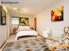 Wood Bank Studio Apartment - Image 4