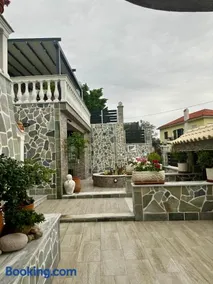 Iris Luxury House - Image 2