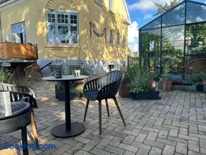 Rummeligt kælderværelse med egen indgang og privat terrasse nær Aarhus - Image 2