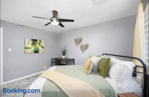 5BR with Pool & Backyard ParadiseSleeps 10 Guests - Image 5