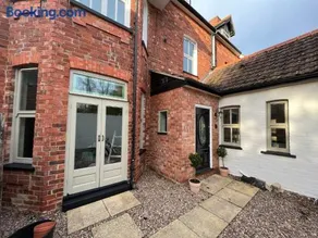 Glenesk Flat 2 with private courtyard - Image 2
