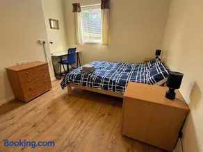 3 Bedroom Home Near Centre - Perfect for Family stays or Workers - Image 5