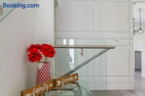 Charming, Cheerful, Exquisite 4 BR house, free wifi, free parking, free cancelation - Image 4
