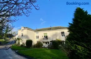 Halwell House - A Spacious Quiet Apartment - Image 1
