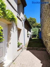 Charming House with Private Garden in the Heart of Senlis - Image 2