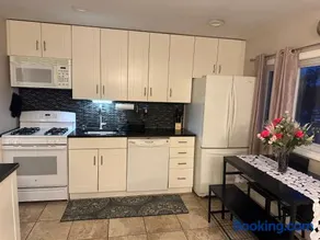 Spacious 3 Bedroom Near Train Station - Image 2