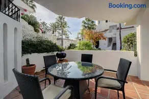 Beautiful Spacious 3 Bedroom Apart - Image 3