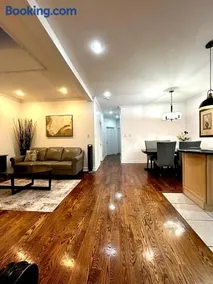Beautiful and Cozy Apartment Steps from Lansdowne Station with Netflix - Image 2