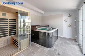 Large Longhouse with HOT TUB & SAUNA, 4 BATHROOMS, 4 TVs - Image 1