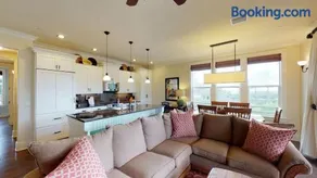 D210 Second Floor 3-bedroom Poolside Lanai - Image 3
