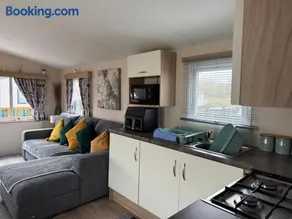 Andreas Riverside Retreat at 7 Lakes Country Park - Image 1