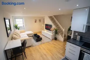 Stylish 2BR Greenwich Home Free Parking 02 - Image 5